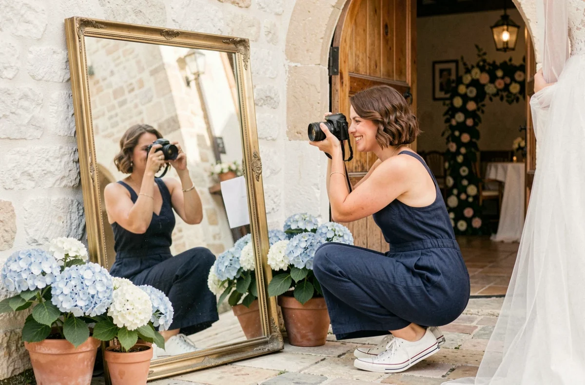 Sarah Steck photographe de mariage capturant le reflet d'une mariée dans un miroir ancien dans un village du Pas-de-Calais